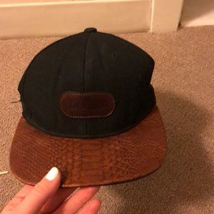 Back cap with leather brown